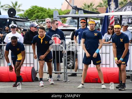 San Pedro, California (28 maggio 2022) – Stati Uniti I marinai, assegnati alla nave da trasporto anfibio di classe San Antonio USS Portland (LPD 27), si preparano a prendere dodgeball durante il torneo Fox Sports Los Angeles Fleet Week (LAFW) Dodgeball al Main Expo Footprint vicino alla nave da guerra USS Iowa Museum come parte del LAFW 28 maggio 2022. Il LAFW è un'opportunità per il pubblico americano di incontrare le squadre della Marina, del corpo dei Marine e della Guardia Costiera e di sperimentare i servizi marini americani. Durante la settimana della flotta, i membri dell'assistenza partecipano a vari eventi di assistenza della comunità, esponendo al co le capacità e le attrezzature Foto Stock