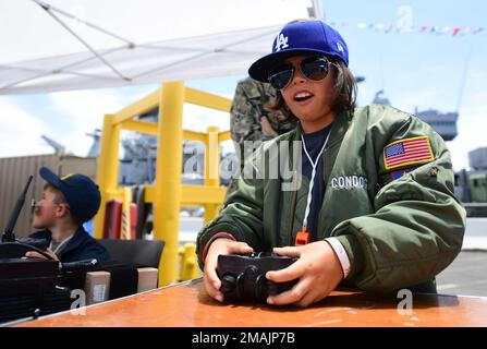 San Pedro, California (28 maggio 2022) – Liam McNamara, di dieci anni, di Seal Beach, California, controlla un veicolo a distanza presso la Navy Explosive Orgnance Disposal e lo stand subacquei per il raggiungimento presso il Main Expo Footprint vicino al Battleship USS Iowa Museum come parte della Los Angeles Fleet Week (LAFW) 28 maggio 2022. Il LAFW è un'opportunità per il pubblico americano di incontrare le squadre della Marina, del corpo dei Marine e della Guardia Costiera e di sperimentare i servizi marini americani. Durante la settimana della flotta, i membri dell'assistenza partecipano a vari eventi di assistenza della comunità, espongono le capacità e le attrezzature alla comunità e godono di Foto Stock