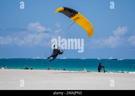1st Classe Jonathan Lopez degli Stati Uniti La squadra del paracadute dell'esercito atterra il suo paracadute su un salto di dimostrazione sopra alla spiaggia a Miami, Florida il 28 maggio 2022. Il salto fa parte dell'Hyundai Miami Air and Sea Show del 28 e 29 maggio. Foto Stock
