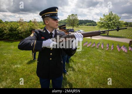 I soldati della Guardia Nazionale dell'Esercito del New Jersey fanno un saluto da 21 cannoni durante la cerimonia annuale del Memorial Day dello Stato al Brigadier General William C. Doyle Memorial Cemetery, Wrightstown, 28 maggio 2022. (Foto della Guardia Nazionale del New Jersey di Mark C. Olsen) Foto Stock