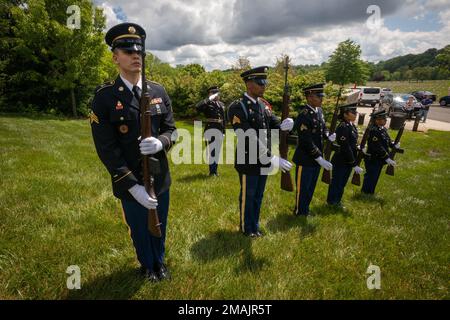 I soldati della Guardia Nazionale dell'Esercito del New Jersey stanno attualmente in piedi durante la cerimonia annuale del Memorial Day dello Stato al Brigadier General William C. Doyle Memorial Cemetery, Wrightstown, 28 maggio 2022. (Foto della Guardia Nazionale del New Jersey di Mark C. Olsen) Foto Stock