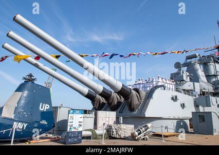 San Pedro, California (28 maggio 2022) – Stati Uniti Ufficiali della Marina Petty e marinai arruolati, assegnati alla nave portuale di trasporto anfibio di classe San Antonio USS Portland (LPD 27) e alla nave d'assalto anfibio USS Essex (LHD 2), Posa per una foto a bordo della nave da guerra USS Iowa Museum come parte di un incontro della Surface Navy Association durante la Los Angeles Fleet Week (LAFW) a San Pedro, California, 28 maggio 2022. Il LAFW è un'opportunità per il pubblico americano di incontrare le squadre della Marina, del corpo dei Marine e della Guardia Costiera e di sperimentare i servizi marini americani. Durante la settimana della flotta, i membri del servizio partecipano a vari Foto Stock