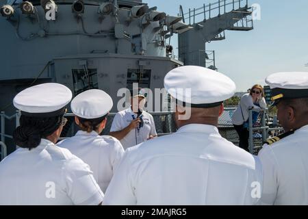 San Pedro, California (28 maggio 2022) – ritirata ADM posteriore. Mike Shatynski, presidente del consiglio di amministrazione per la nave da guerra USS Iowa Museum, dà commenti a bordo della nave da guerra USS Iowa Museum come parte di un incontro Surface Navy Association durante la Los Angeles Fleet Week (LAFW) a San Pedro, California, 28 maggio 2022. Il LAFW è un'opportunità per il pubblico americano di incontrare le squadre della Marina, del corpo dei Marine e della Guardia Costiera e di sperimentare i servizi marini americani. Durante la settimana della flotta, i membri del servizio partecipano a vari eventi di servizio della comunità, espongono le capacità e le attrezzature alla comunità e godono dell'hospita Foto Stock