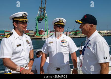San Pedro, California (28 maggio 2022) – ritirata ADM posteriore Mike Shatynski, destra, presidente del consiglio di amministrazione per la nave da guerra USS Iowa Museum, parla con gli ufficiali della Marina a bordo della nave da guerra USS Iowa Museum come parte di un incontro Surface Navy Association durante la Los Angeles Fleet Week (LAFW) a San Pedro, California, 28 maggio, 2022. Il LAFW è un'opportunità per il pubblico americano di incontrare le squadre della Marina, del corpo dei Marine e della Guardia Costiera e di sperimentare i servizi marini americani. Durante la settimana della flotta, i membri dell'assistenza partecipano a vari eventi di assistenza della comunità, espongono le capacità e le attrezzature alla comunità e. Foto Stock