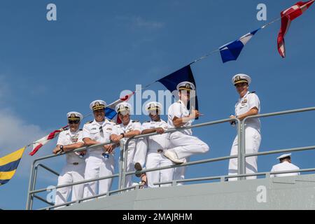 San Pedro, California (28 maggio 2022) – Stati Uniti Ufficiali della Marina, assegnati alla nave portuale di trasporto anfibio di classe San Antonio USS Portland (LPD 27) e alla nave d'assalto anfibio USS Essex (LHD 2), Posa per una foto a bordo della nave da guerra USS Iowa Museum come parte di un incontro della Surface Navy Association durante la Los Angeles Fleet Week (LAFW) a San Pedro, California, 28 maggio 2022. Il LAFW è un'opportunità per il pubblico americano di incontrare le squadre della Marina, del corpo dei Marine e della Guardia Costiera e di sperimentare i servizi marini americani. Durante la settimana della flotta, i membri del servizio partecipano a vari eventi di servizio della comunità, showca Foto Stock