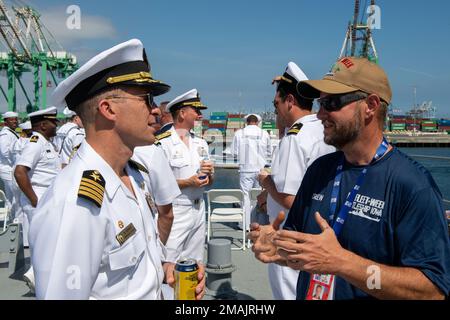 San Pedro, California (28 maggio 2022) – Capt. Matthew Thomas, comandante della nave portuale di trasporto anfibio di classe San Antonio USS Portland (LPD 27), E Johnathan Williams, presidente della Los Angeles Fleet Week (LAFW) Foundation e CEO della Battleship USS Iowa Museum, parlano a bordo della Battleship USS Iowa Museum come parte di un incontro della Surface Navy Association durante il LAFW a San Pedro, California, 28 maggio 2022. Il LAFW è un'opportunità per il pubblico americano di incontrare le squadre della Marina, del corpo dei Marine e della Guardia Costiera e di sperimentare i servizi marini americani. Durante la settimana della flotta, i membri del servizio parti Foto Stock