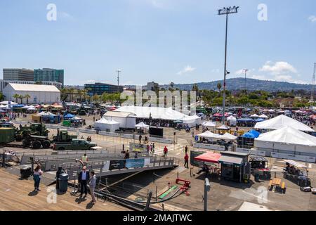 220528-N-VQ947-2090 LOS ANGELES (28 maggio 2022) —l'area della Los Angeles Fleet Week Expo, vista dalla nave da guerra ritirata USS Iowa (BB-61), 28 maggio 2022. Il LAFW è un'opportunità per il pubblico americano di incontrare le proprie squadre di Navy, Marine Corps e Coast Guard e sperimentare i servizi marini americani. Durante la Fleet Week, i membri dell'assistenza partecipano a vari eventi di assistenza della comunità, espongono le capacità e le attrezzature alla comunità e godono dell'ospitalità di Los Angles e delle aree circostanti. Foto Stock