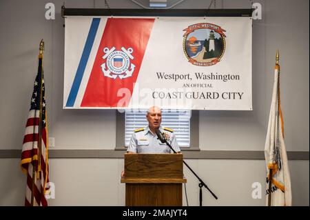 Melvin Bouboulis, comandante, 13th° distretto della Guardia Costiera, presiede una cerimonia ufficiale della Guardia Costiera presso il Westport Maritime Museum di Westport, Washington, 28 maggio 2022. Westport divenne la città ufficiale della Guardia Costiera del 28th. Foto Stock