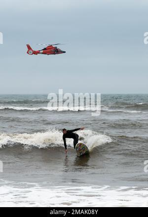 Una stazione aerea della Guardia Costiera di Atlantic City MH-65 Dolphin esegue dimostrazioni di ricerca e salvataggio per gli spettatori all'annuale Bethpage Air Show nel Jones Beach state Park, New York, maggio 28. La Guardia Costiera è stata una delle sei esibizioni militari di quest'anno e si è esibita a una folla di oltre 100.000 partecipanti. Foto Stock