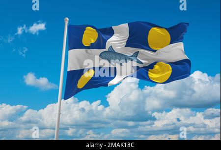 Bandiera ufficiale di Fortune, Terranova e Labrador Canada su sfondo cielo nuvoloso al tramonto, vista panoramica. Viaggio canadese e concetto patriota. co Foto Stock