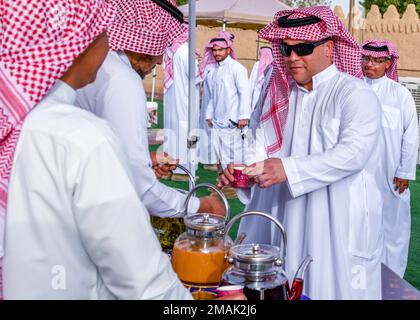 I membri del servizio statunitense assaggiano il tradizionale tè arabo al Prince Sultan Air base Museum, Regno dell'Arabia Saudita, 28 maggio 2022. Più di 700 membri del servizio degli Stati Uniti hanno partecipato alla Giornata della Cultura Saudita. L'evento di tre giorni, dal 27 al 29 maggio, è stato ospitato attraverso uno sforzo di collaborazione tra lo Scientist's Gift Program, i membri locali della Royal Saudi Air Force, e la cellula di coordinamento della nazione ospitante dell'Ala 378th, per fornire l'opportunità di conoscere la storia, la cultura e le tradizioni dell'Arabia Saudita. Foto Stock