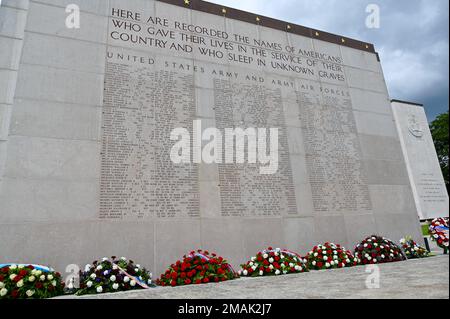 Le corone si trovano di fronte al Muro dei dispersi durante un evento del Memorial Day presso il cimitero militare americano di Lussemburgo, il 28 maggio 2022. Il cimitero contiene le tombe di quasi 5.100 morti di guerra, e più di 370 nomi sulla Mura dei dispersi, molti dei quali hanno perso la vita nella battaglia della Bulge e in anticipo al fiume Reno. Foto Stock