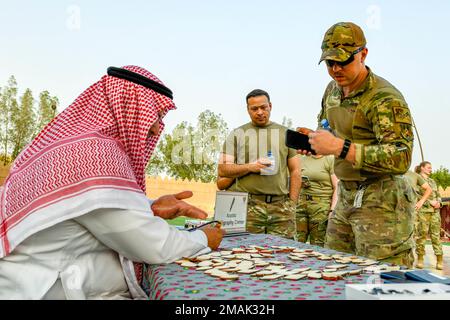 I membri del servizio statunitense hanno inciso i loro nomi in arabo al Prince Sultan Air base Museum, Regno dell'Arabia Saudita, 28 maggio 2022. Più di 700 membri del servizio degli Stati Uniti hanno partecipato alla Giornata della Cultura Saudita. L'evento di tre giorni, dal 27 al 29 maggio, è stato ospitato attraverso uno sforzo di collaborazione tra lo Scientist's Gift Program, i membri locali della Royal Saudi Air Force, e la cellula di coordinamento della nazione ospitante dell'Ala 378th, per fornire l'opportunità di conoscere la storia, la cultura e le tradizioni dell'Arabia Saudita. Foto Stock