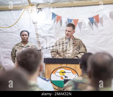 STATI UNITI Kevin Lee, comandante del gruppo di spedizione aerea del 409th, si rivolge al pubblico durante una cerimonia di cambio di comando alla base aerea nigerien 101, Niamey, Niger, 28 maggio 2022. Lee assunse il comando del gruppo responsabile della fornitura di piattaforme di proiezione di potenza sicure, affidabili e flessibili in Africa settentrionale e occidentale. Foto Stock