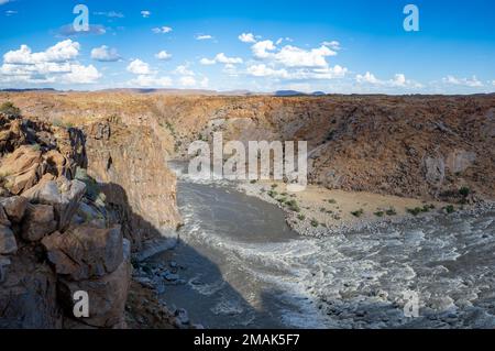 Gola profonda tagliata dal fiume Orange al Parco Nazionale delle Cascate di Augrabies. Capo Settentrionale, Sudafrica. Foto Stock