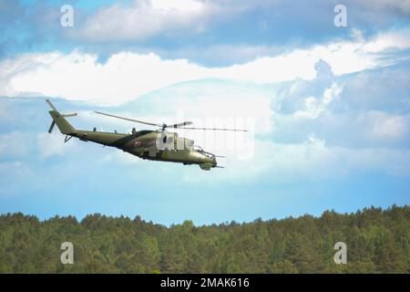Un attacco polacco MIL mi-24 “Hind” in elicottero manovre durante un esercizio di fuoco dal vivo multinazionale Defender Europe, Drawsko Pomorskie, Polonia, 27 maggio 2022. Defender Europe 22 è una serie di prodotti statunitensi Esercito Europa e Africa Esercizi di formazione multinazionali in corso nell'Europa orientale. L'esercizio dimostra che gli Stati Uniti L’abilità dell’Esercito europeo e dell’Africa di condurre operazioni di combattimento a terra su larga scala in più teatri a sostegno della NATO. Foto Stock