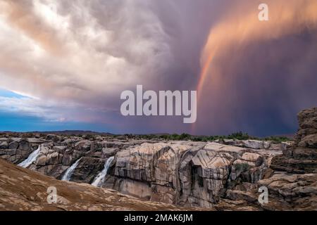 Cascate di Augrabies sotto arcobaleno e nuvole di tempesta colorate. Parco Nazionale delle Cascate di Augrabies. Capo Settentrionale, Sudafrica. Foto Stock