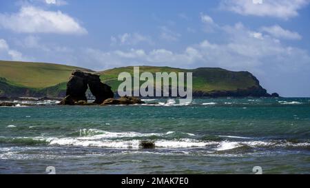 Ammira la roccia di Thurlestone a South Milton Sands, Devon, Regno Unito Foto Stock