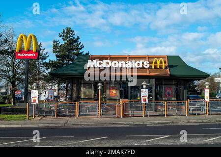 Slough, Berkshire, Regno Unito. 19th gennaio 2023. Il Bath Road Shopping Park sulla A4 a Slough è stato venduto a SEGRO per 120m sterline. All'ingresso del Parco dello Shopping c'è un McDonald's Drive Thru. È stato riferito che McDonald's ha acquistato il drive thru per 3,5m sterline e che intende ristrutturarlo più tardi nel 2023. Credit: Maureen McLean/Alamy Live News Foto Stock