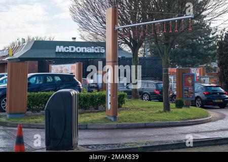 Slough, Berkshire, Regno Unito. 19th gennaio 2023. Il Bath Road Shopping Park sulla A4 a Slough è stato venduto a SEGRO per 120m sterline. All'ingresso del Parco dello Shopping c'è un McDonald's Drive Thru. È stato riferito che McDonald's ha acquistato il drive thru per 3,5m sterline e che intende ristrutturarlo più tardi nel 2023. Credit: Maureen McLean/Alamy Live News Foto Stock