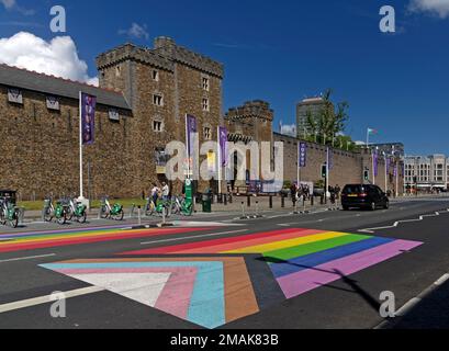Castello di Cardiff con marcature di strada arcobaleno di fronte. Luglio 2022. Estate. cym Foto Stock