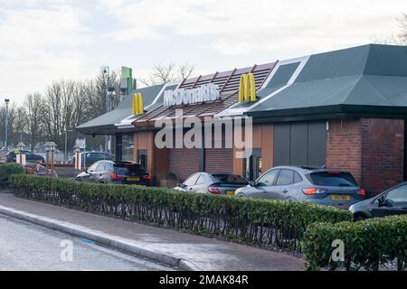 Slough, Berkshire, Regno Unito. 19th gennaio 2023. Il Bath Road Shopping Park sulla A4 a Slough è stato venduto a SEGRO per 120m sterline. All'ingresso del Parco dello Shopping c'è un McDonald's Drive Thru. È stato riferito che McDonald's ha acquistato il drive thru per 3,5m sterline e che intende ristrutturarlo più tardi nel 2023. Credit: Maureen McLean/Alamy Live News Foto Stock