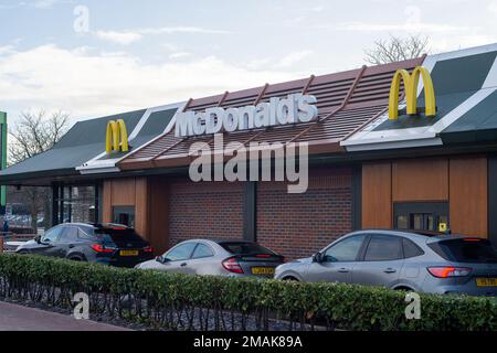 Slough, Berkshire, Regno Unito. 19th gennaio 2023. Il Bath Road Shopping Park sulla A4 a Slough è stato venduto a SEGRO per 120m sterline. All'ingresso del Parco dello Shopping c'è un McDonald's Drive Thru. È stato riferito che McDonald's ha acquistato il drive thru per 3,5m sterline e che intende ristrutturarlo più tardi nel 2023. Credit: Maureen McLean/Alamy Live News Foto Stock