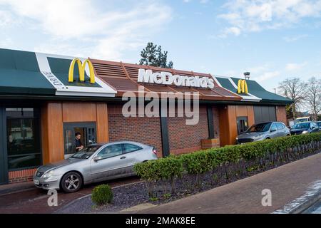 Slough, Berkshire, Regno Unito. 19th gennaio 2023. Il Bath Road Shopping Park sulla A4 a Slough è stato venduto a SEGRO per 120m sterline. All'ingresso del Parco dello Shopping c'è un McDonald's Drive Thru. È stato riferito che McDonald's ha acquistato il drive thru per 3,5m sterline e che intende ristrutturarlo più tardi nel 2023. Credit: Maureen McLean/Alamy Live News Foto Stock