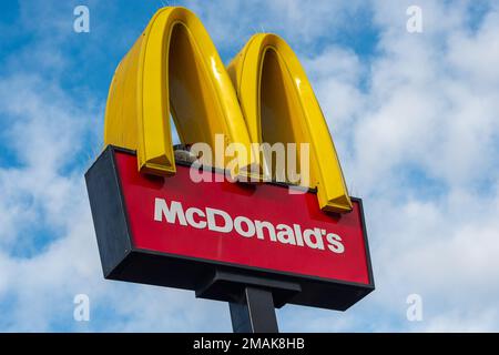 Slough, Berkshire, Regno Unito. 19th gennaio 2023. Il Bath Road Shopping Park sulla A4 a Slough è stato venduto a SEGRO per 120m sterline. All'ingresso del Parco dello Shopping c'è un McDonald's Drive Thru. È stato riferito che McDonald's ha acquistato il drive thru per 3,5m sterline e che intende ristrutturarlo più tardi nel 2023. Credit: Maureen McLean/Alamy Live News Foto Stock