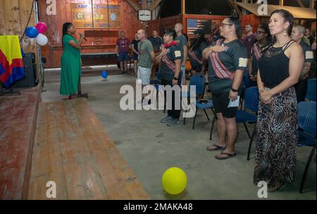 CAMP LEMONNIER, Gibuti (29 maggio 2022) LaTosha Wray canta l'inno nazionale degli Stati Uniti durante un evento del mese dell'eredità delle isole asiatiche americane e del Pacifico (AAPI) tenutosi presso il Goat Locker di Camp Lemonnier, Gibuti, e ospitato dalla Comunità filippino-americana di Gibuti (FILAMCOM) e dal Comitato per la diversità dei campi. Il mese dell'AAPI Heritage celebra il servizio e i sacrifici di abitanti delle isole asiatiche/del Pacifico in tutti gli Stati Uniti. Foto Stock