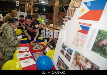 CAMP LEMONNIER, Gibuti (29 maggio 2022) i membri della Comunità filippino-americana di Gibuti (FILAMCOM) presentano i materiali al loro tavolo durante un evento del mese del Patrimonio delle Isole Asiatiche Americane e del Pacifico (AAPI) tenutosi presso il Goat Locker a Camp Lemonnier, Gibuti, e ospitato dal FILAMCOM e dal Comitato per la diversità dei campi. Il mese dell'AAPI Heritage celebra il servizio e i sacrifici di abitanti delle isole asiatiche/del Pacifico in tutti gli Stati Uniti. Foto Stock