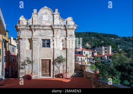 Antica chiesetta nel centro storico di Tellaro, tipico borgo del Golfo di la Spezia Foto Stock