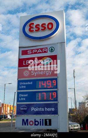 Slough, Berkshire, Regno Unito. 19th gennaio 2023. Benzina in vendita presso una stazione di servizio esso a Slough a 149,9 al litro. La maggior parte delle stazioni di servizio ha ora abbassato il prezzo della loro benzina al di sotto di 150,0 dollari al litro, anche se i prezzi del diesel rimangono più alti. Credit: Maureen McLean/Alamy Live News Foto Stock