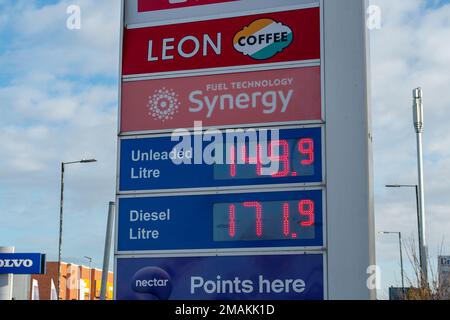 Slough, Berkshire, Regno Unito. 19th gennaio 2023. Benzina in vendita presso una stazione di servizio esso a Slough a 149,9 al litro. La maggior parte delle stazioni di servizio ha ora abbassato il prezzo della loro benzina al di sotto di 150,0 dollari al litro, anche se i prezzi del diesel rimangono più alti. Credit: Maureen McLean/Alamy Live News Foto Stock