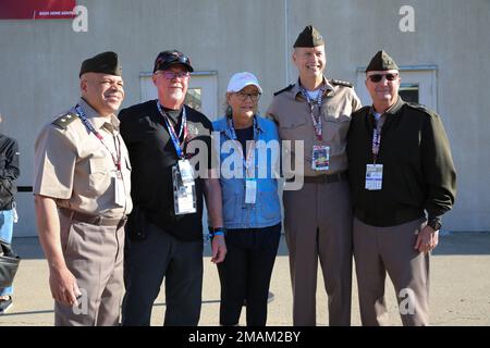 John C. Harris, Jr., Capo dell'Ufficio della Guardia Nazionale, Gen. Daniel R. Hokanson, Adjutant General dell'Indiana, Gen. Dale Lyles, posa per una foto con gli appassionati di gara all'Indianapolis Motor Speedway, 29 maggio 2022. Foto Stock