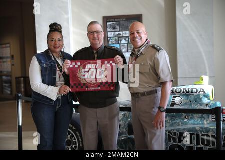 L'Adjutant General dell'Ohio, il maggiore John C. Harris Jr., e sua moglie, Angela, sono stati presentati un dono dall'Adjutant General dell'Indiana, il maggiore. Dale Lyles, presso il quartier generale della Guardia Nazionale dell'Indiana, il 29 maggio 2022. Foto Stock