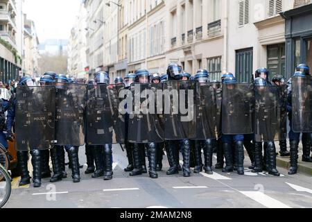 Parigi, Francia, 19/01/2023. A Parigi gli sciatori si sono dimostrati contrari alla riforma pensionistica del governo. Pierre Galan/Alamy Live News Foto Stock