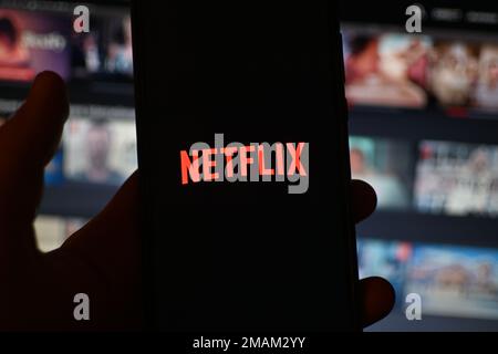 Gennaio 19, 2023, Clermont Ferrand, Auvergne Rodano Alpi, Francia: Immagine stock. Netflix ora ha 230,75 milioni di abbonati pagati, di gran lunga superiore alla sua guida e le aspettative di mercato per l'ultimo trimestre del 2022, secondo un comunicato sui guadagni Giovedi. Il co-fondatore di Netflix Reed Hastings si è dimesso in qualità di CEO. (Credit Image: © Adrien Fillon/ZUMA Press Wire) SOLO PER USO EDITORIALE! Non per USO commerciale! Credit: ZUMA Press, Inc./Alamy Live News Foto Stock