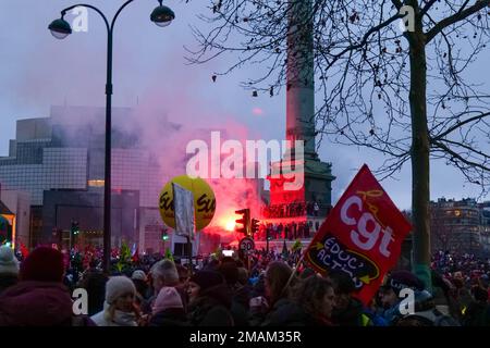 Parigi, Francia, 19/01/2023. A Parigi gli sciatori si sono dimostrati contrari alla riforma pensionistica del governo. Pierre Galan/Alamy Live News Foto Stock