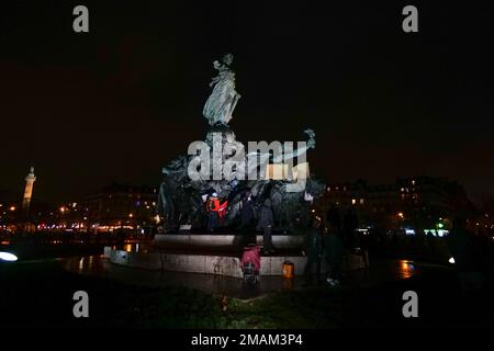 Parigi, Francia, 19/01/2023. A Parigi gli sciatori si sono dimostrati contrari alla riforma pensionistica del governo. Pierre Galan/Alamy Live News Foto Stock