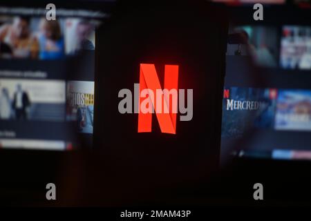 Gennaio 19, 2023, Clermont Ferrand, Auvergne Rodano Alpi, Francia: Immagine stock. Netflix ora ha 230,75 milioni di abbonati pagati, di gran lunga superiore alla sua guida e le aspettative di mercato per l'ultimo trimestre del 2022, secondo un comunicato sui guadagni Giovedi. Il co-fondatore di Netflix Reed Hastings si è dimesso in qualità di CEO. (Credit Image: © Adrien Fillon/ZUMA Press Wire) SOLO PER USO EDITORIALE! Non per USO commerciale! Credit: ZUMA Press, Inc./Alamy Live News Foto Stock