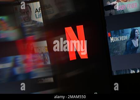 Gennaio 19, 2023, Clermont Ferrand, Auvergne Rodano Alpi, Francia: Immagine stock. Netflix ora ha 230,75 milioni di abbonati pagati, di gran lunga superiore alla sua guida e le aspettative di mercato per l'ultimo trimestre del 2022, secondo un comunicato sui guadagni Giovedi. Il co-fondatore di Netflix Reed Hastings si è dimesso in qualità di CEO. (Credit Image: © Adrien Fillon/ZUMA Press Wire) SOLO PER USO EDITORIALE! Non per USO commerciale! Credit: ZUMA Press, Inc./Alamy Live News Foto Stock