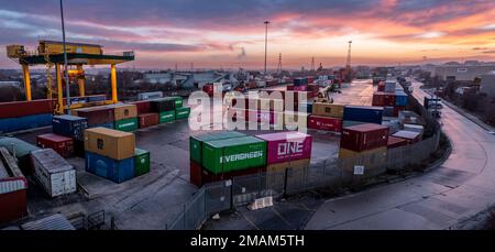 Vista aerea del terminale per container intermodale Freightliner di Leeds al tramonto con container per macchine pesanti per il trasporto su strada e su rotaia Foto Stock