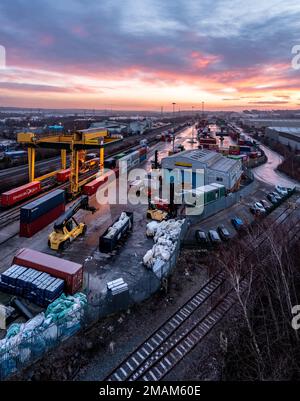 Vista aerea del terminale per container intermodale Freightliner di Leeds al tramonto con container per macchine pesanti per il trasporto su strada e su rotaia Foto Stock