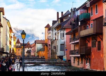 Quay ed edifici residenziali lungo il fiume Thiou, Annecy, Francia Foto Stock