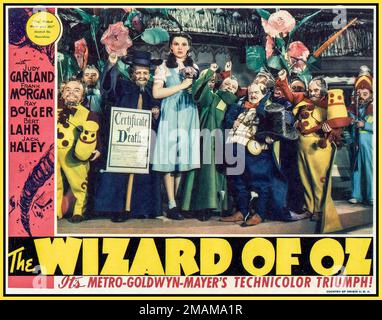 Poster del film Vintage 'Wizard of Oz' con Judy Garland. Lobby card dalla versione originale del 1939 del Wizard of Oz con Judy Garland Frank Morgon, Ray Bolger, Bert Lahr, Jack Haley. MGM Hollywood USA Foto Stock