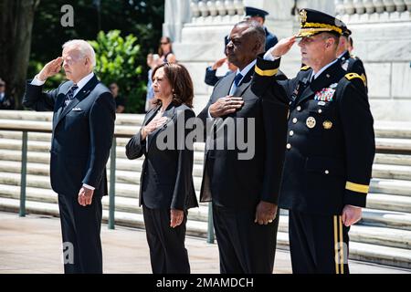 (Da sinistra a destra): Il Presidente Joseph Biden, il Vice Presidente Kamala Karris, il Segretario della Difesa Lloyd Austin III e gli Stati Uniti Patrick E. Matlock, assistente speciale del direttore del personale dell'esercito degli Stati Uniti L'esercito rende gli onori durante una cerimonia presidenziale delle forze Armate Full Honors Wreath-Playing alla Tomba del Milite Ignoto al cimitero nazionale di Arlington, Arlington, Virginia, 30 maggio 2022. Questo faceva parte dell'osservanza della Giornata Nazionale della memoria. Foto Stock