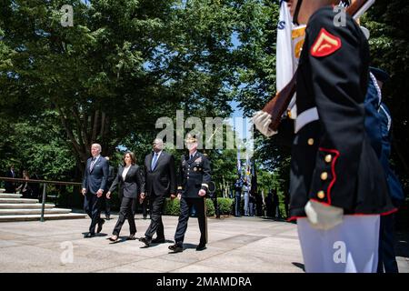 (Da sinistra a destra): Il Presidente Joseph Biden, il Vice Presidente Kamala Karris, il Segretario della Difesa Lloyd Austin III e gli Stati Uniti Patrick E. Matlock, assistente speciale del direttore del personale dell'esercito degli Stati Uniti L'esercito partecipa a una cerimonia presidenziale di posa di Wreath-Playing Forces presso la Tomba del Milite Ignoto presso il cimitero nazionale di Arlington, Arlington, Virginia, 30 maggio 2022. Ciò faceva parte dell'osservanza della Giornata Nazionale della memoria del 154th. Foto Stock