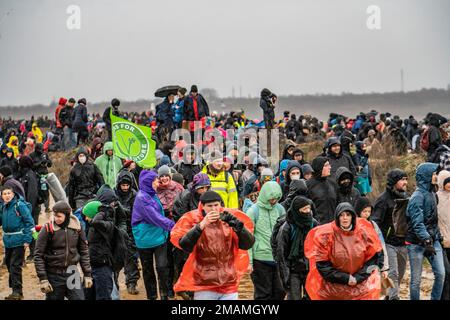 Molte migliaia di dimostranti marciano ai margini della miniera a cielo aperto di Garzweiler dopo una protesta contro la demolizione del villaggio lignita di Lüt Foto Stock