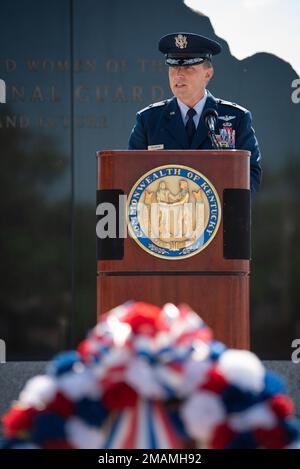 Air Force Brig. Il generale Jeffrey L. Wilkinson, assistente generale aggiunto della Guardia nazionale del Kentucky per Air, parla al pubblico in un servizio commemorativo tenutosi a Frankfort, Ky., 30 maggio 2022, onorando i membri della Guardia del Kentucky che sono morti in linea di dovere. I nomi di 13 soldati sono stati aggiunti al Kentucky National Guard Memorial presso il Boone National Guard Center quest'anno, portando il numero totale di soldati e Airmen caduti a 286. Quest'anno si celebra anche il 30th° anniversario di un incidente aereo del C-130 Hercules a Evansville, Ind., che ha mietuto la vita a cinque membri dell'equipaggio della K Foto Stock